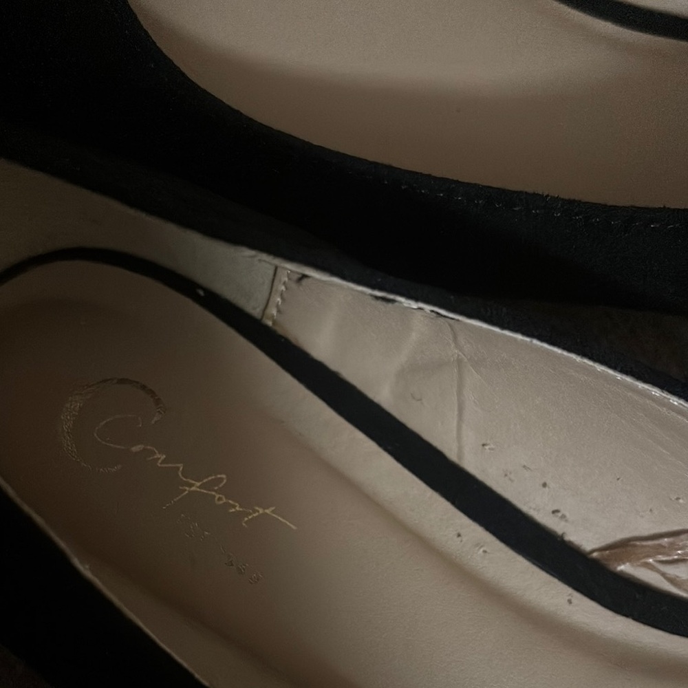 Elegant Black Flats with Gold Accents - Picture 3 of 5